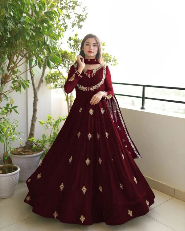 3 Pcs Women's Stitched Embroidered Maxi Suit